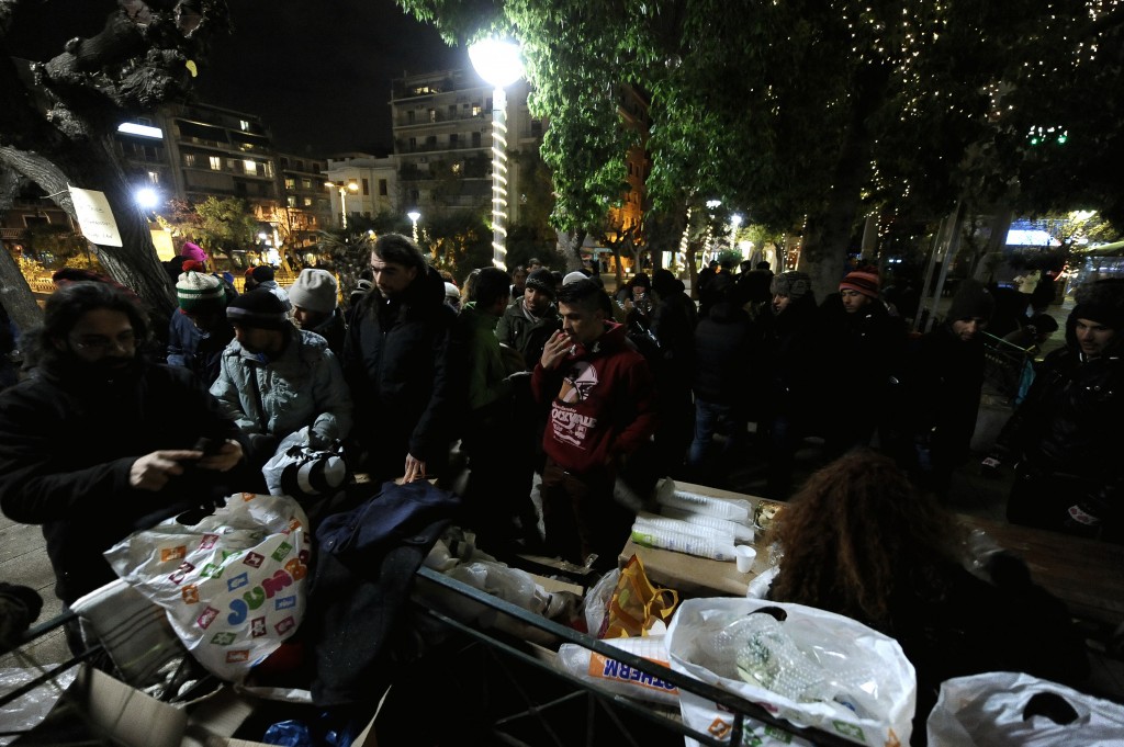 (160101) -- ATENAS, enero 1, 2016 (Xinhua) -- Imagen del 31 de diciembre de 2015 de refugiados esperando para recibir ayuda en la Plaza Victoria en el centro de Atenas, Grecia. Cuando Grecia se preparaba para recibir el Ao Nuevo el jueves, fue afectada por la primera gran ola de fro y nieve de este invierno, dando lugar a medidas de emergencia para proporcionar ayuda a los refugiados, migrantes y las personas sin hogar. (Xinhua/Marios Lolos) (jg) (fnc)