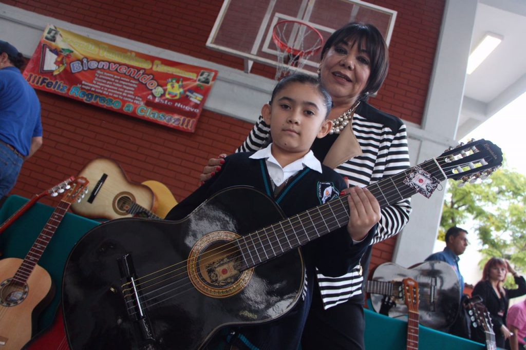 Entrega Martha Garay guitarras para rondalla de la Escuela Primaria Venustiano Carranza