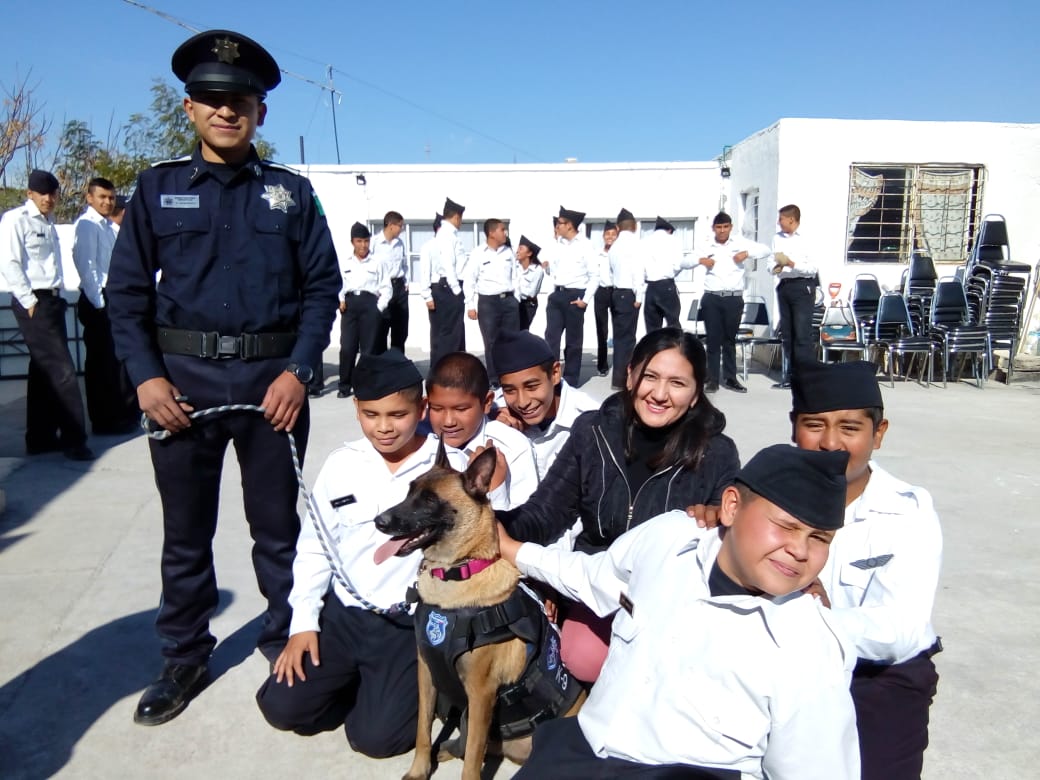 Realiza Unidad Canina de Policía Municipal demostración a estudiantes