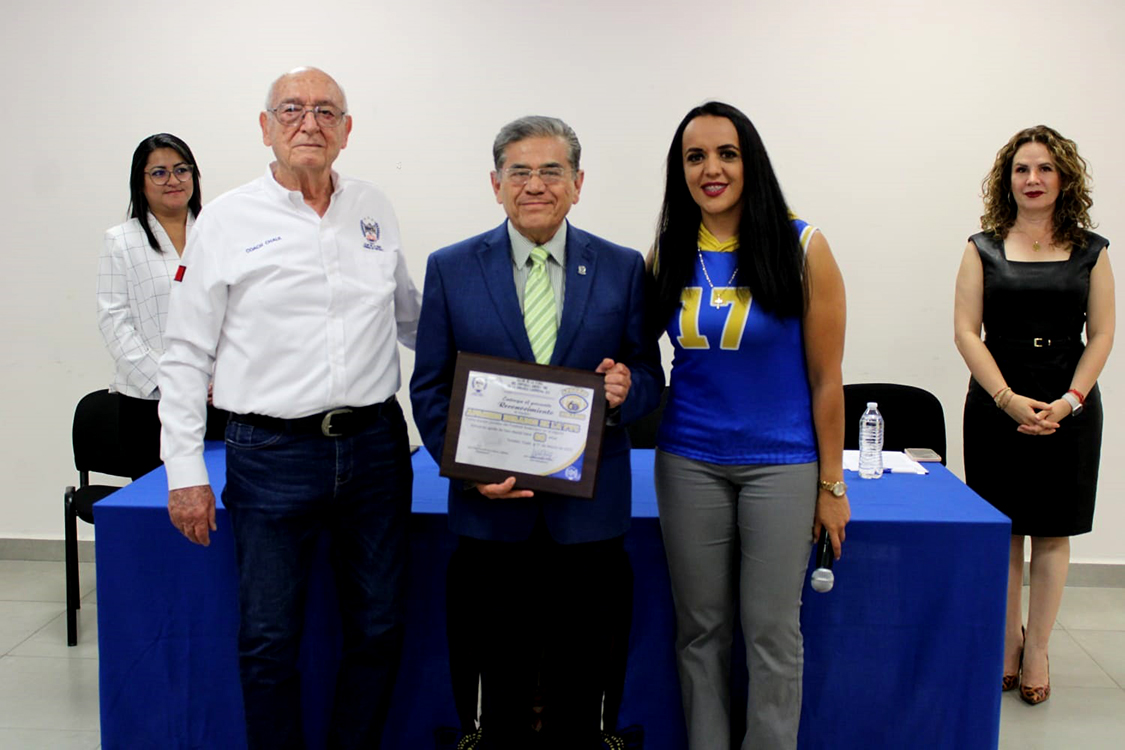 Recibe PVC De La UA De C Una Placa Conmemorativa Por El 50 Aniversario