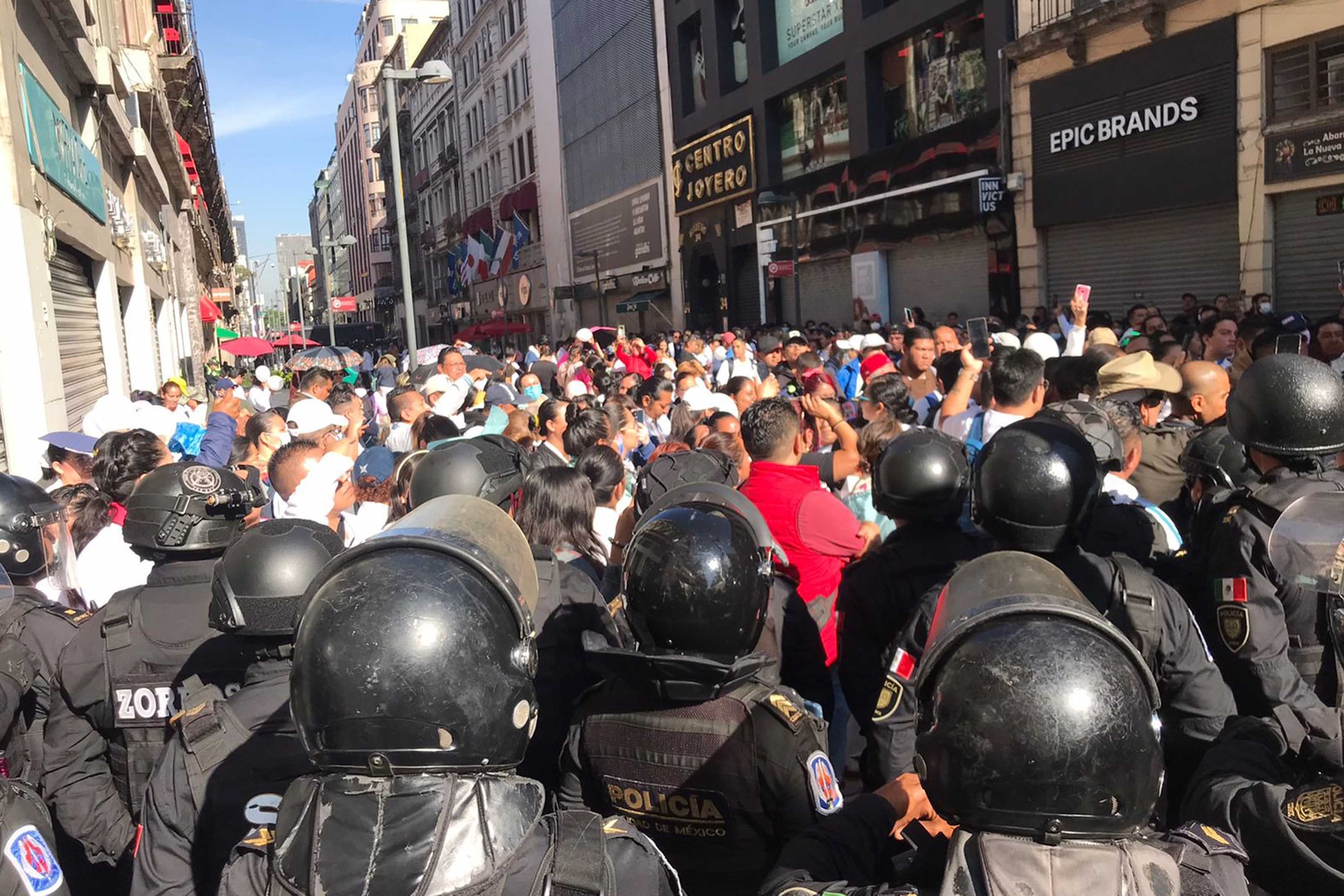 Médicos de la CDMX se enfrentan con policías en protesta rumbo a