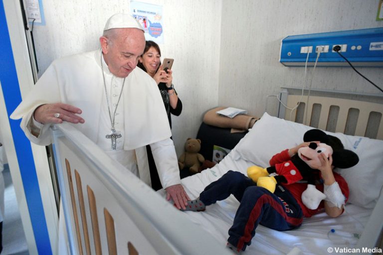 En víspera de Reyes Magos, el Papa sorprende a niños enfermos