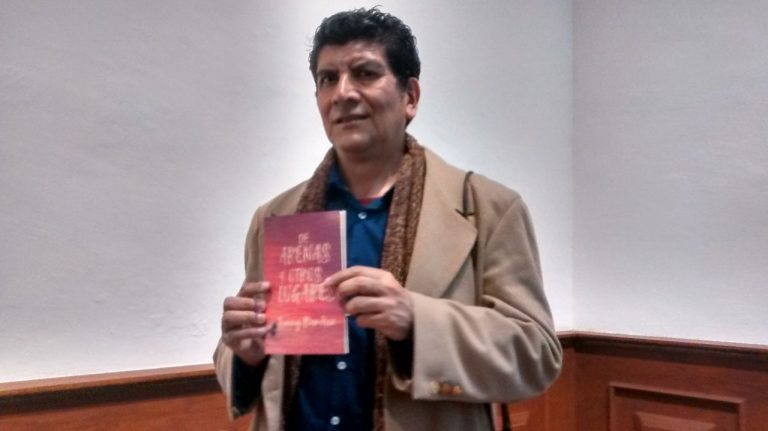 Irving Ramírez presenta su libro De Arenas y otros Lugares