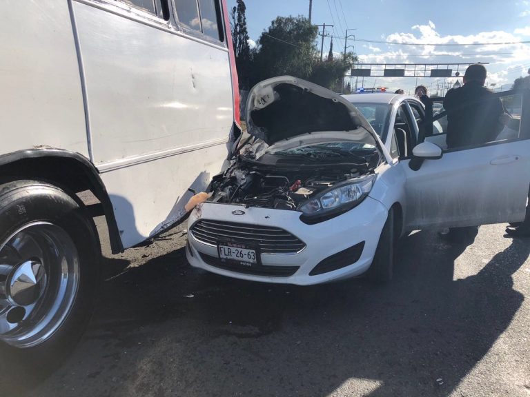 Imprudente choca por alcance a ruta urbana 