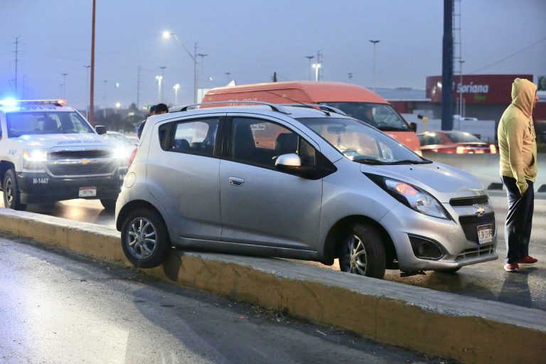 Se le termina gasolina y sube al camellón 