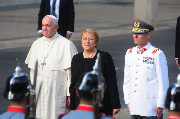 Agreden al papa Francisco en su viaje a Chile; le aventaron un periódico