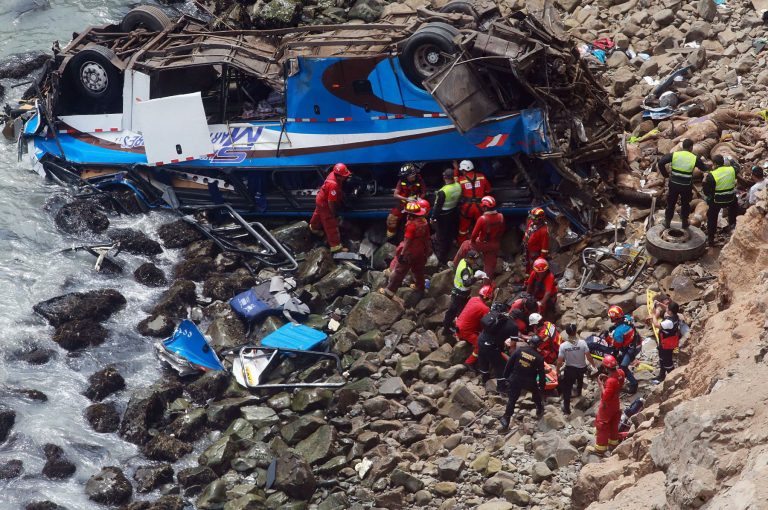 Al menos 25 muertos al caer autobús a abismo en Perú