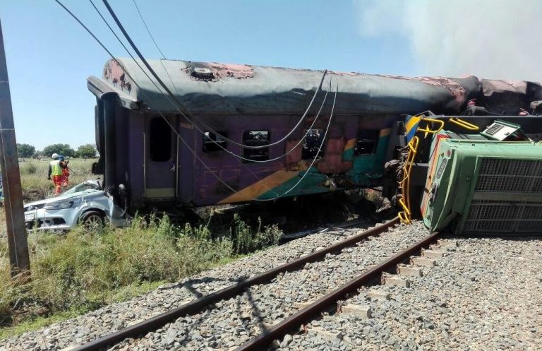 Asciende a 20 muertos por descarrilamiento de tren de Sudáfrica y comienzan investigaciones