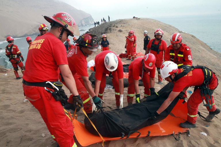 Asciende a 48 la cifra de fallecidos por caída de autobús a abismo en Perú