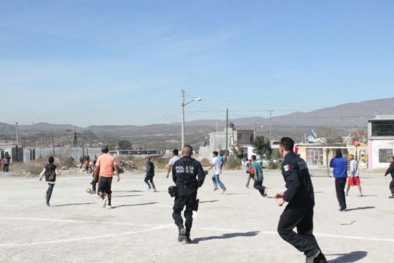 Conviven policías municipales con niños y jóvenes