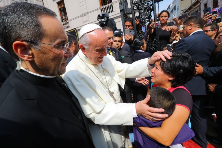 El papa se disculpa por declaraciones pero sigue defendiendo a Barros