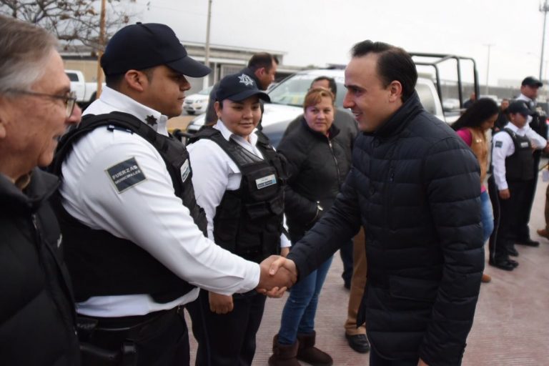 Entrega Manolo Jiménez Patrullas en la colonia Saltillo 2000