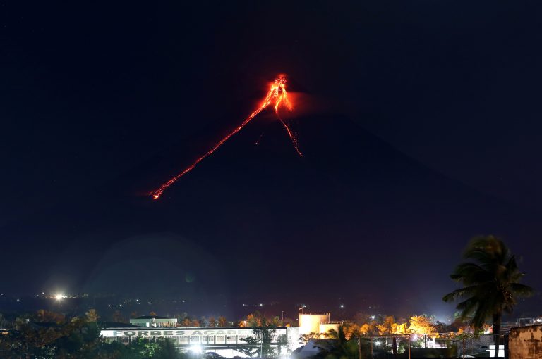 Evacuan a 34 mil personas por inminente erupción de volcán Mayón en Filipinas