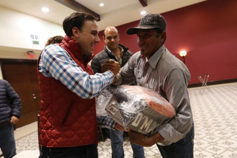 Entrega Manolo Jiménez uniformes a trabajadores de limpieza