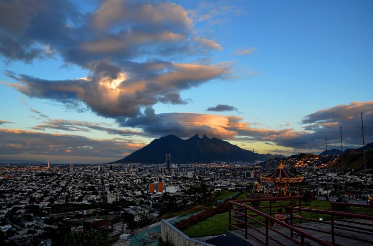 Imagínate el centro de Monterrey como el de Manhattan