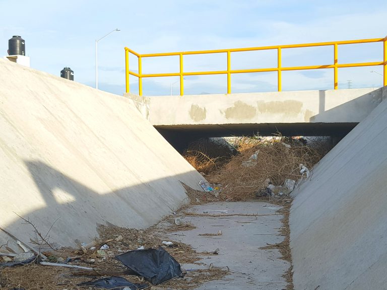 Llenan con basura canal en Parajes de los Pinos