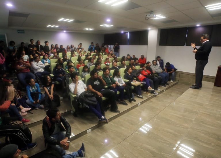 Llevan conferencia deportiva a estudiantes de la UPRA