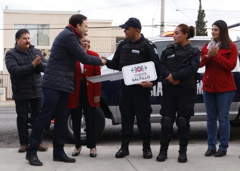 Manolo Jiménez entrega patrullas a vecinos de la Colonia República   