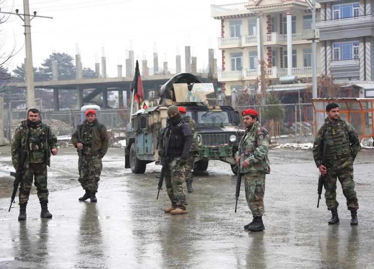 Once soldados y cuatro milicianos muertos en ataque en Kabul 