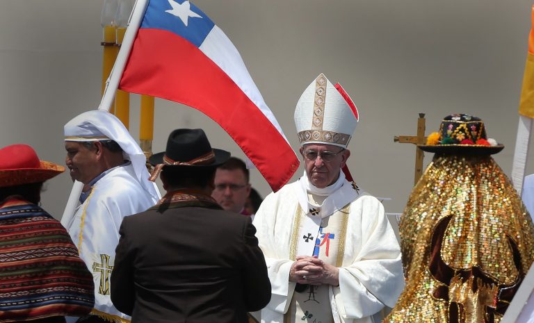 Papa defiende a obispo chileno acusado de encubrir abusos sexuales