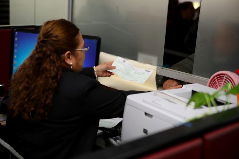 Saltillenses confían en Manolo Jiménez y pagan su predial