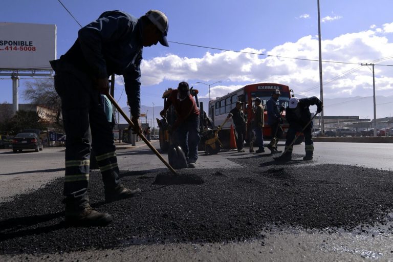 Se realiza intenso trabajo de bacheo y recarpeteo en Saltillo