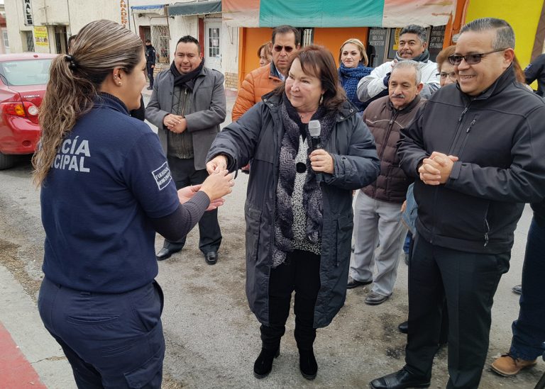 Tita Flores brinda seguro de vida a policías municipales