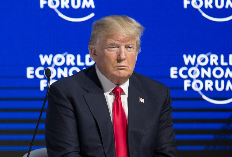 Trump siempre pondrá a Estados Unidos primero, dice en foro de Davos 