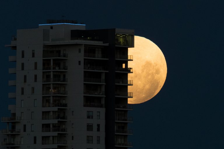 Una superluna de sangre y azul, pero con escasa influencia sísmica 