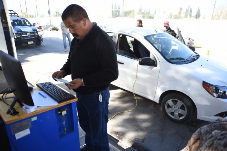 Verifican casi mil 300 saltillenses su automóvil