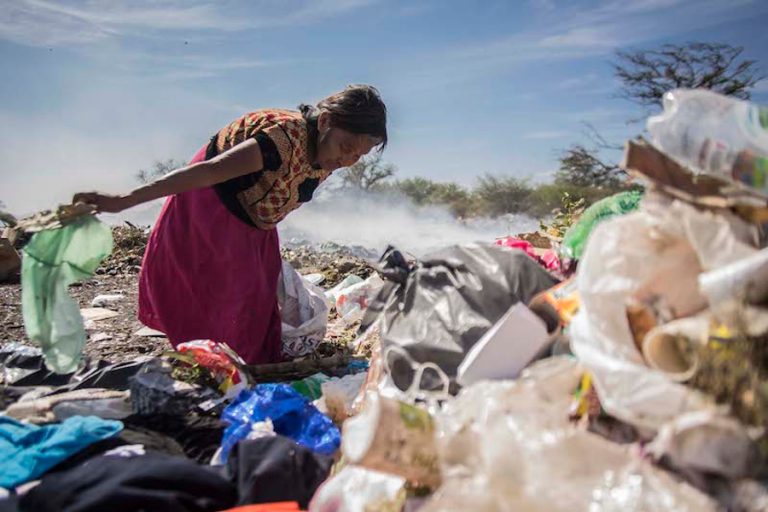 A cuatro meses del terremoto, Francisca recolecta basura para sobrevivir