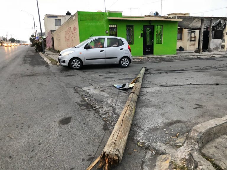 Tráiler derriba poste en la Morelos y huye