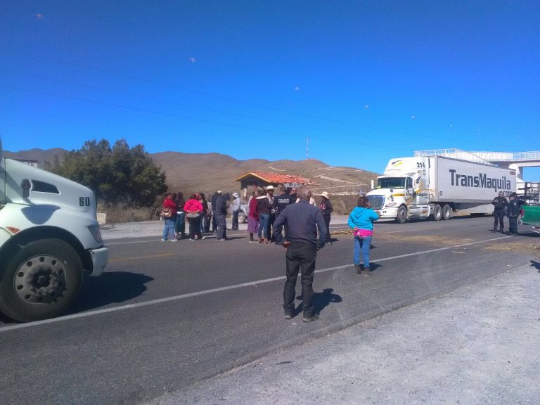 Bloquean carretera Sal-Zac para pedir transporte escolar; SEDU atiende el llamado