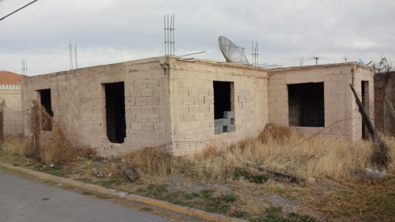 Harta a vecinos de la 26 de marzo casa abandonada; sirve como refugio a malvivientes