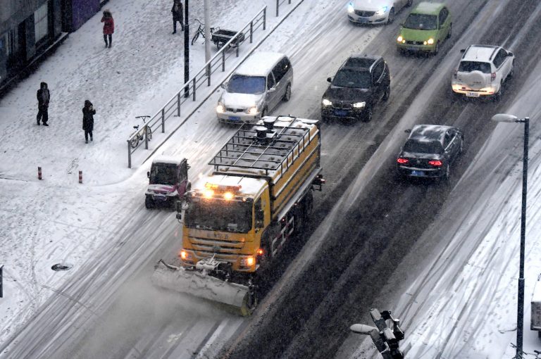 Fuerte nevada en Moscú causa víctimas y retraso de decenas de vuelos