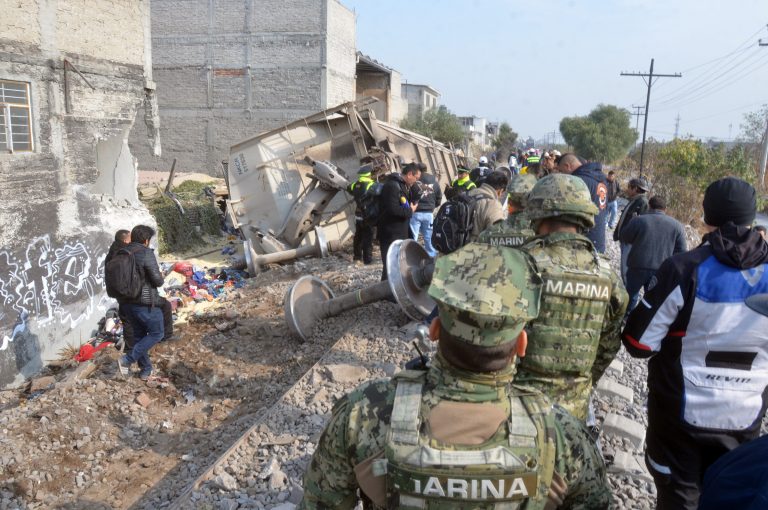 Cinco personas mueren al descarrilarse tren de carga en el Estado de México 