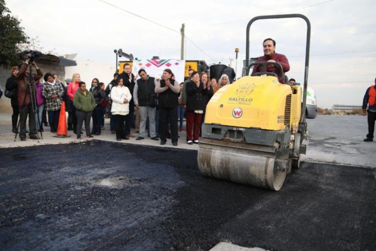 Continúa Manolo obras de bacheo