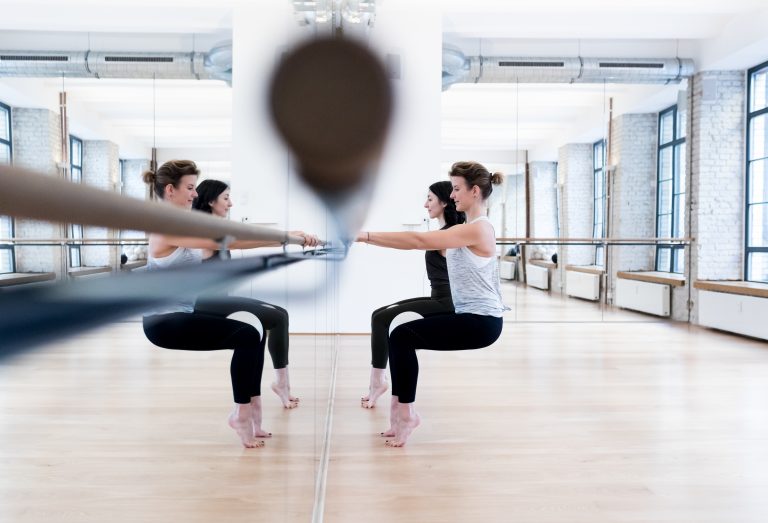 Ejercitar los músculos en la barra de ballet, lo nuevo en fitness