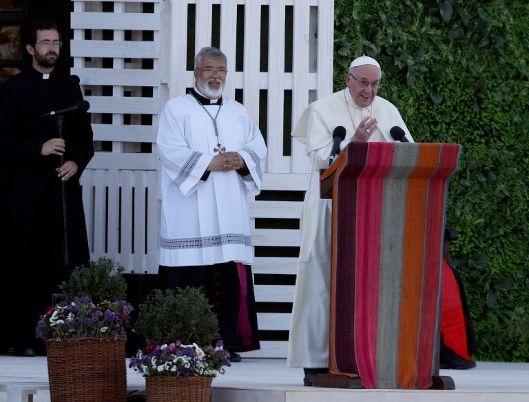 El papa casa a dos integrantes de tripulación durante vuelo a Iquique 