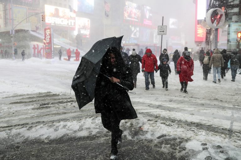 Segunda tormenta invernal en una semana causa estragos en Nueva York