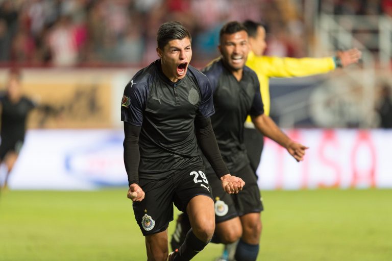 Chivas y Pumas empatan 1-1