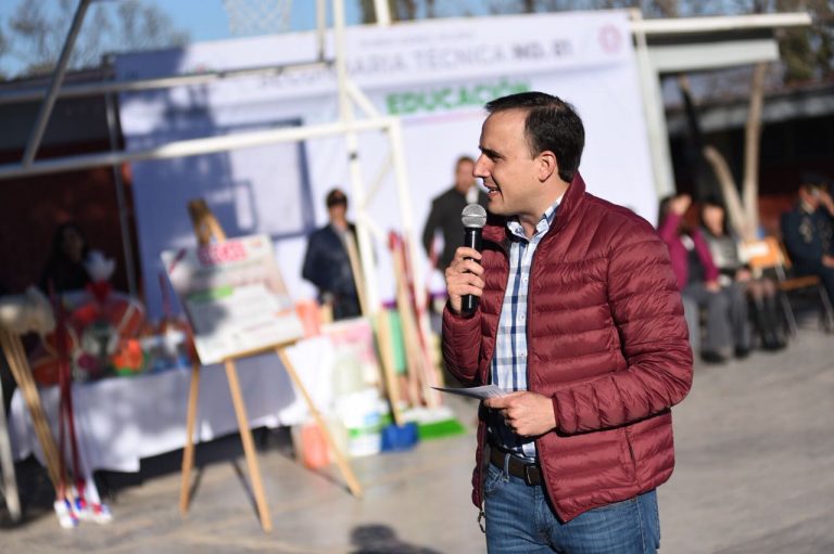 Anuncia Manolo Jiménez programa de becas en Saltillo