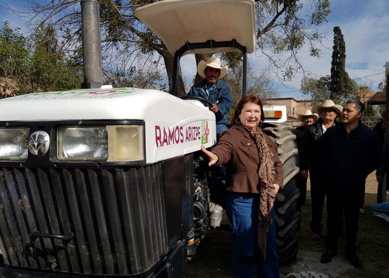 Benefician a productores del campo con semillas y tractores