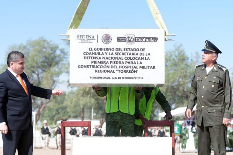 Colocan gobernador Riquelme y Secretario de Defensa Nacional primera piedra del Hospital Militar Regional en Torreón