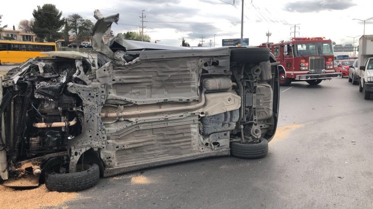 Distraído conductor vuelca en el bulevar Fundadores  