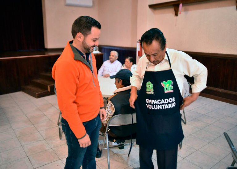 Dotan de uniformes a empacadores voluntarios