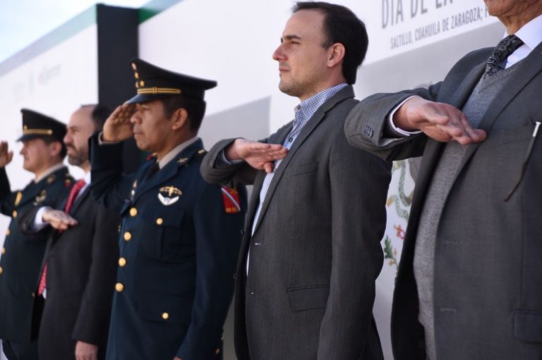 Refrenda Manolo Jiménez compromiso con Saltillo en el Día de la Bandera