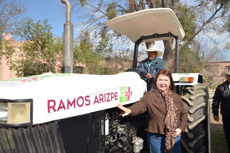 Entrega Tita Flores semilla de sorgo y tractores a campesinos