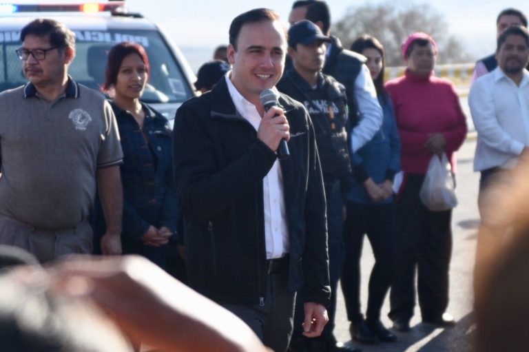 Entrega Manolo Jiménez patrullas a vecinos del Barrio del Ojo de Agua