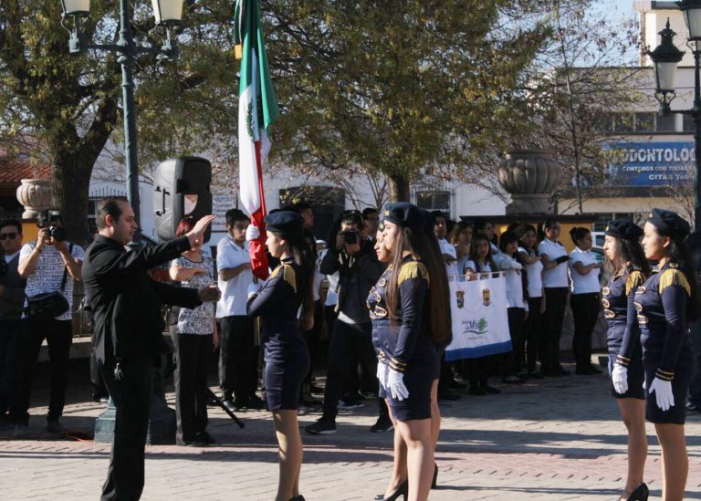 Escuelas de Ramos conmemoran a la bandera mexicana